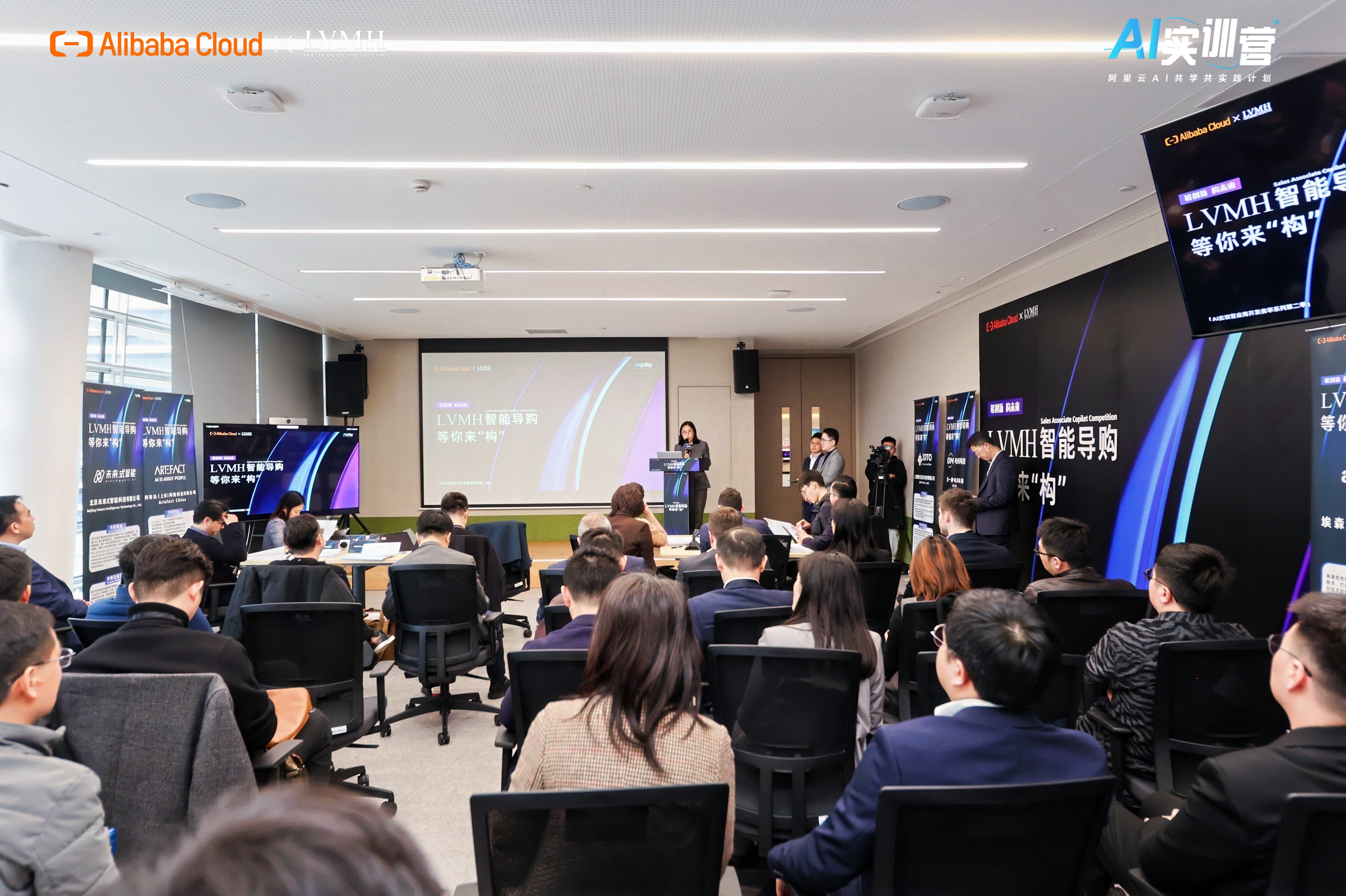 后:一场技术与场景的双向奔赴开元棋牌奢侈品拥抱 AI 背(图4) 后:一场技术与场景的双向奔赴开元棋牌奢侈品拥抱 AI 背(图4)